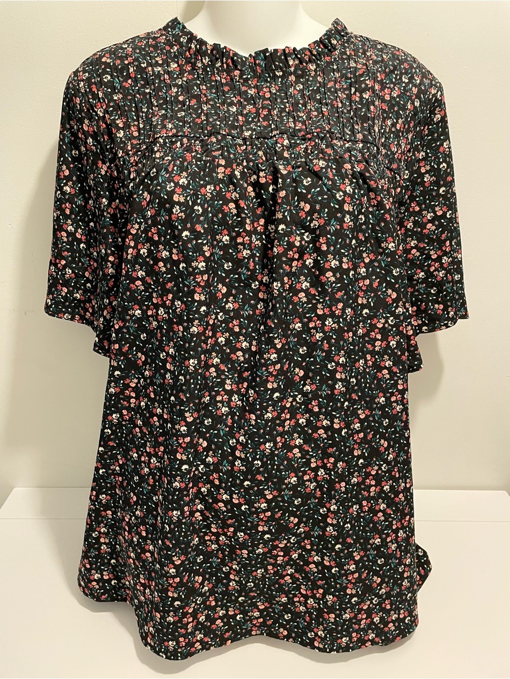 Bloomchic Brand Women's size 14-16 Floral Short Sleeve Smocked Neck Blouse